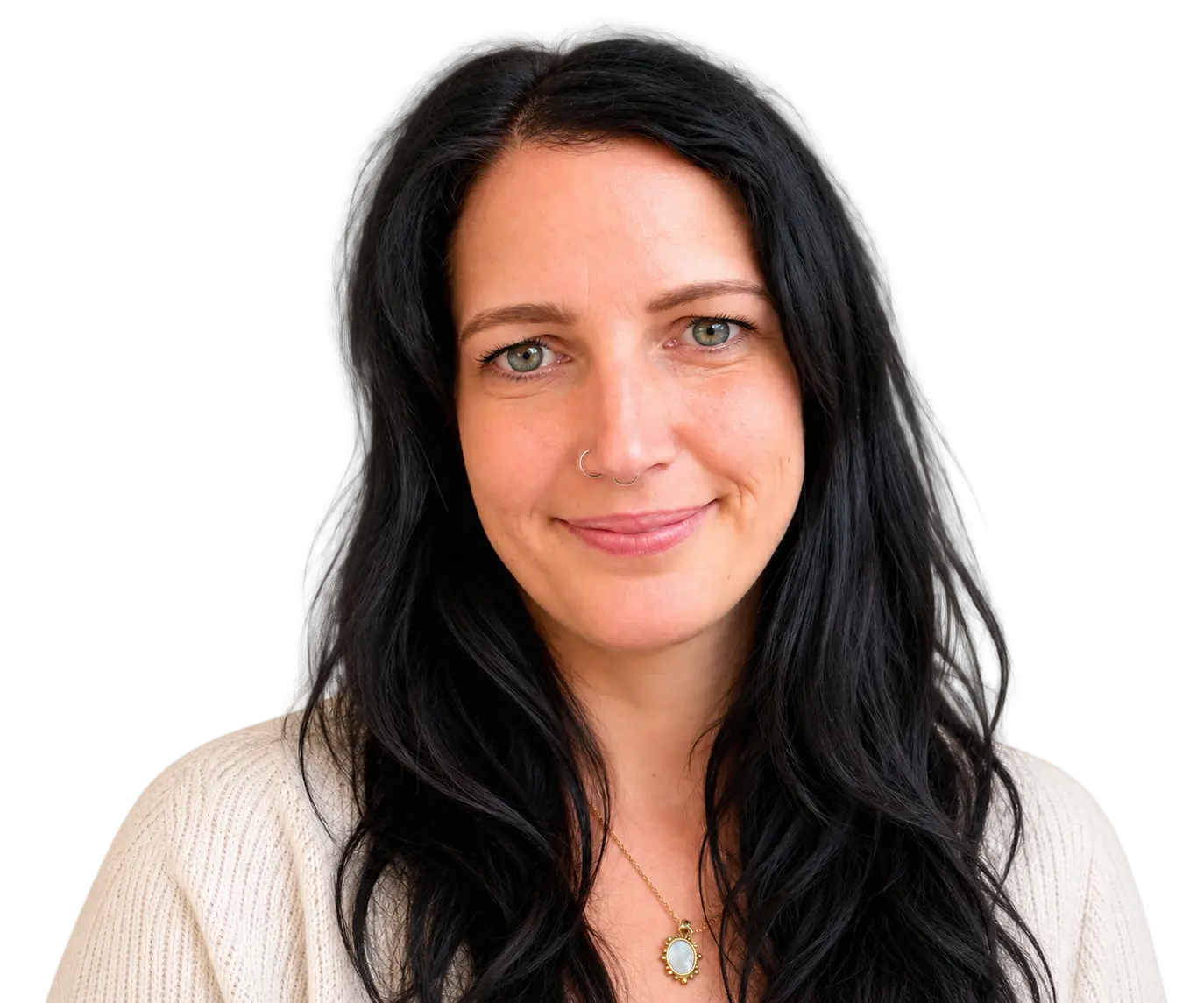 sarah-feldmann-kontakt-bild Lächelnde Frau mit schwarzen Haaren und grünen Augen