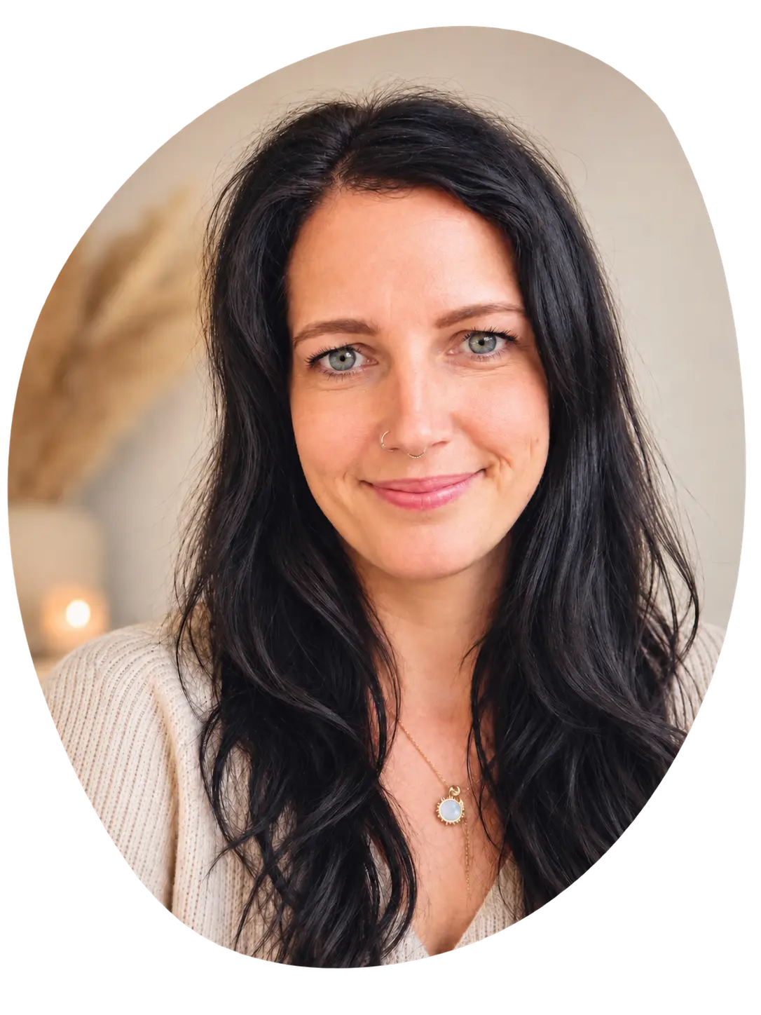 sarah-feldmann-profilbild-v2 Lächelnde Frau mit langen schwarzen Haaren und blauen Augen